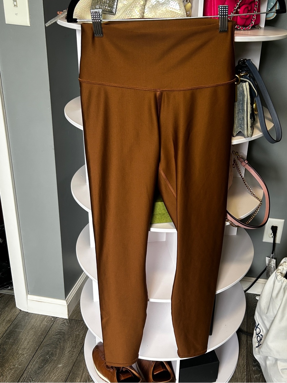 Alo Airlift Leggings in a Copper brown color - Picture 4 of 7